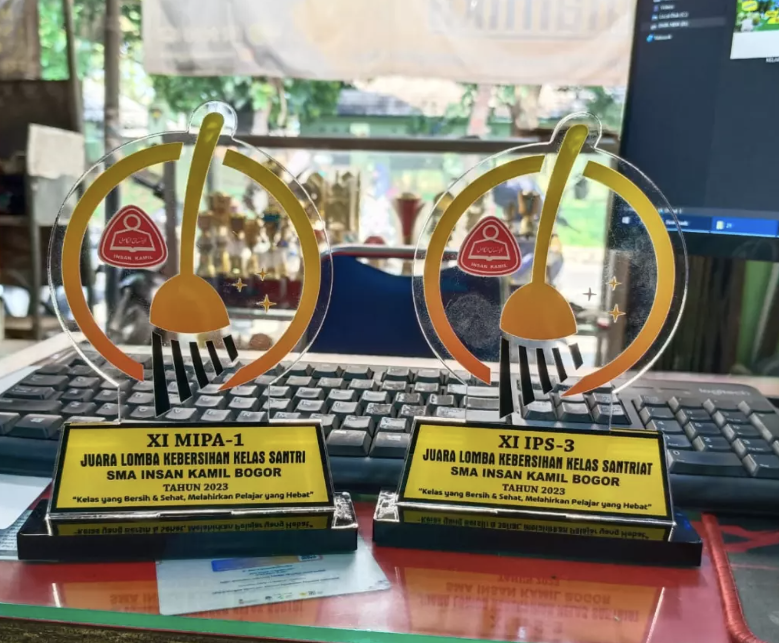 Panduan Memilih Plakat Wisuda dan Penghargaan yang Elegan Sesuai Kebutuhan Acara